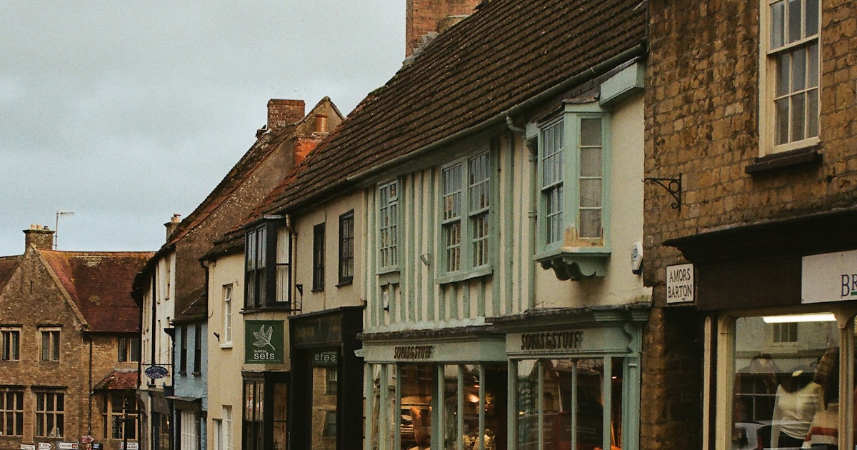 Lokale Geschaefte in einer Strasse als Symbol fuer Local SEO Sichtbarkeit